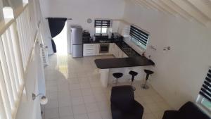 - une vue de tête sur une cuisine avec une table et des chaises dans l'établissement Villa Mila, 4 Bedroom holiday home with private pool and tropical view in a quiet residential area of Willemstad, Curacao, à Willemstad