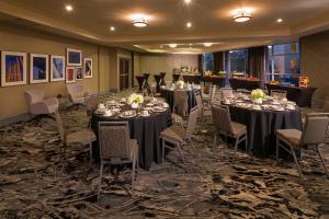 uma sala de banquetes com mesas longas e cadeiras em Silver Cloud Hotel - Seattle Broadway em Seattle