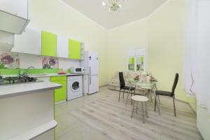 uma cozinha e sala de jantar com mesa e cadeiras em Apartment near Deribasovskaya em Odessa