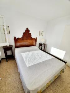 ロザスにあるEstherのベッドルーム(白いシーツを使用した大型ベッド1台付)