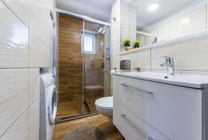 Kúpeľňa v ubytovaní Dom Kaszubski nr 65 + 37 fotografií