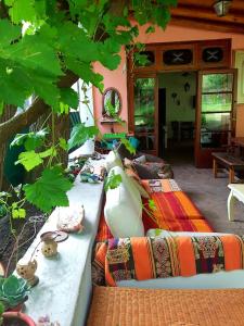 聖哈維爾的住宿－Posada El Cortijo，一张长桌,里面放着枕头