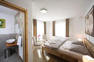 博希尼Hiša Pr'Pristavc的一间带大床的卧室和一间浴室