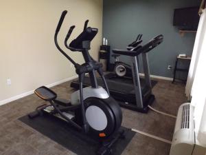 The fitness centre and/or fitness facilities at Sunriser Inn