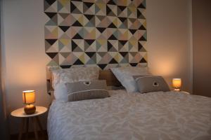 una camera con un grande letto con due lampade di Les rêves de Walt Disney a Chessy