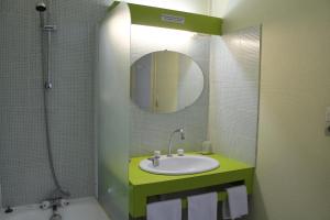 Koupelna v ubytování Hotel Napoléon + 27 fotografií