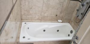 Ванная комната в ABY Hotel