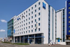 a large white building on the corner of a street at ibis budget Stuttgart City Nord in Stuttgart