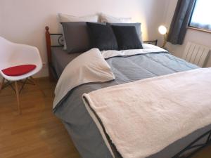 Postel nebo postele na pokoji v ubytování le 99B Modern apartment queen size bed connected TV + 27 fotografií