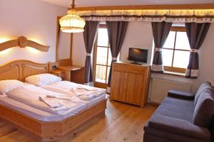 1 dormitorio con 1 cama y 1 sofá en AmadéLodge, en Wagrain