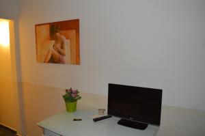 a desk with a computer monitor on top of a table at Hotel Royal Hanau in Hanau am Main