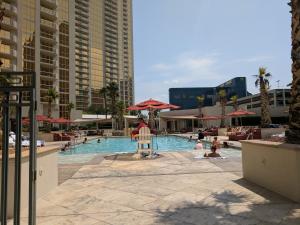 una piscina en un hotel con gente jugando en ella en Strip view 1 BR suite 2 Full Bath Full Kitchen with Balcony - 900 sqft - MGM Signature, en Las Vegas