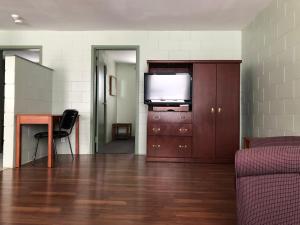 TV tai viihdekeskus majoituspaikassa Chimo Motel