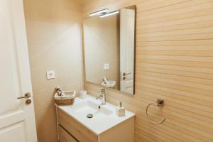 un baño con lavabo y espejo en Apartamento Cuesta del salado, en Caleta de Sebo 20 fotos más