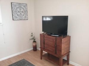 Μια τηλεόραση ή/και κέντρο ψυχαγωγίας στο Cozy 1 BR Retreat near Tansi and Fairfield Glade