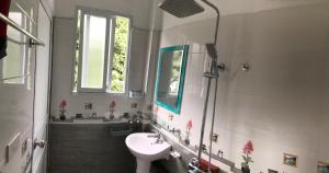 une salle de bain avec un lavabo et une fenêtre dans l'établissement Thăng Loan Tam Cốc Hostel, à Ninh Binh 31 autres photos