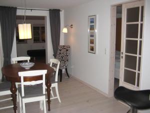 a kitchen and dining room with a table and chairs at Kerteminde-ferielejlighed in Kerteminde