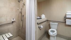 Ein Badezimmer in der Unterkunft Anaheim Majestic Garden Hotel