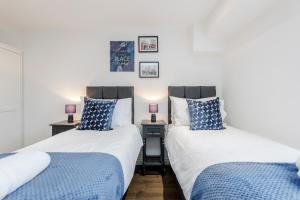 two beds sitting next to each other in a room at Watford Town Centre, Serviced One Bed Flat with choice of King or Twin Beds, Sleeps Up To 4 Sharing, FREE WiFi and FREE Movies in Watford