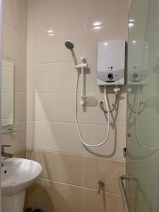 uma casa de banho com um chuveiro e um lavatório. em New Studio 202 District 9 em Xóm Dầu Bình Thới