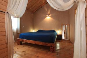 米茨佩·拉蒙的住宿－天際線酒店，一间卧室配有一张床,铺有木地板