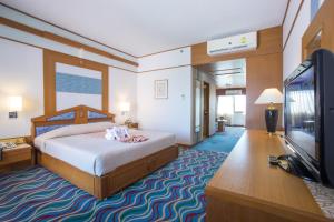 TV a/nebo společenská místnost v ubytování Asia Cha-am Hotel