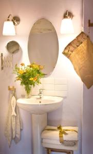 a bathroom with a sink and a mirror at Casa Grande in Enciso