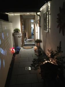 a hallway of a house at night with lights at Stadt nahes Zimmer im Zentrum von Unna in Unna