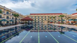 Bazén v ubytování Sokha Palace Siem Reap Hotel nebo v jeho okolí