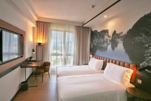 Postel nebo postele na pokoji v ubytování Travelodge Ipoh