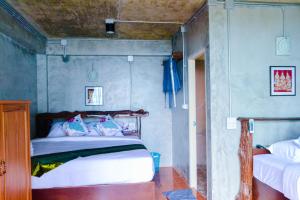 Tempat tidur dalam kamar di Baan Tubkaek Hotel