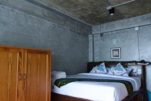 Postel nebo postele na pokoji v ubytování Baan Tubkaek Hotel