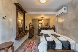 a bedroom with two beds and a table at הבית החום יחידת אירוח לזוגות ומטיילים בערבה in Sappir