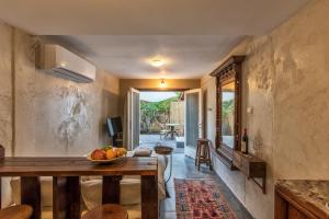a room with a table with fruit on it at הבית החום יחידת אירוח לזוגות ומטיילים בערבה in Sappir