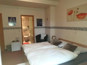 Postel nebo postele na pokoji v ubytování Hotel Eigelstein