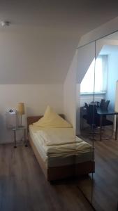 Schlafzimmer mit einem Bett mit Glaswand in der Unterkunft Hotel Central in Erlangen