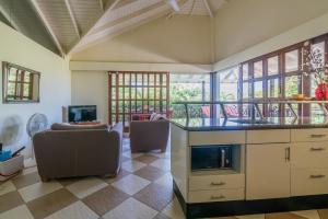 A cozinha ou cozinha compacta de Blue Bay Beach Villa at Pool and Golfcourse