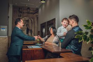 un grupo de personas de pie alrededor de una mesa estrechando la mano en Melliber Appart Hotel en Casablanca