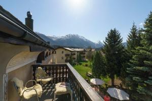 balcón con sillas y vistas a las montañas en Hotel Saluver, en Celerina