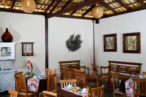 Um restaurante ou outro lugar para comer em Pousada Tupinamba