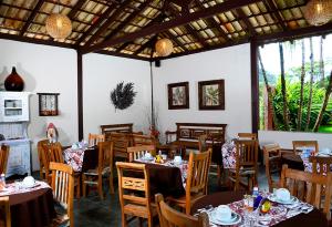 A restaurant or other place to eat at Pousada Tupinamba