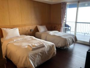 Postel nebo postele na pokoji v ubytování Cingjing Four Seasons B&B