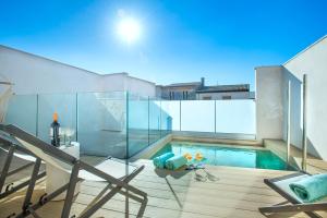- Balcón con piscina en un edificio en Owl Booking Villa Miquel - Luxury Retreat en Búger