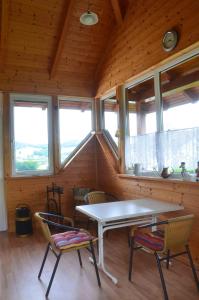 pokój w kabinie ze stołem i krzesłami w obiekcie Ferienhaus Mitterbauer w mieście Oberhofen am Irrsee