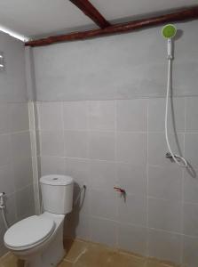 een badkamer met een toilet en een douche bij Blue Sky Bungalow in Ko Jum