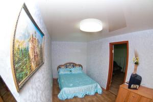 ein Schlafzimmer mit einem Bett und einem Wandgemälde in der Unterkunft 2х комн. центр. на Соборной in Krementschuk