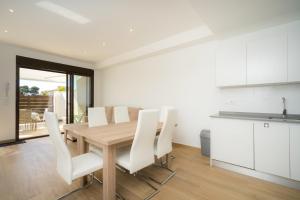 a kitchen and dining room with a wooden table and chairs at Stachera in San Pedro del Pinatar