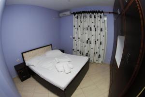 薩蘭達的住宿－Gelsi Apartments，一间小卧室,配有带毛巾的床