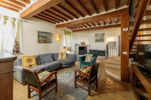 a living room with a couch and chairs at Villa Podere Oliveto in Radicofani