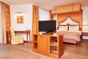 Televízia a/alebo spoločenská miestnosť v ubytovaní Hotel Barbarahof 4 stars Superior - including Summer Card - Adults Only "soft" from 10 years